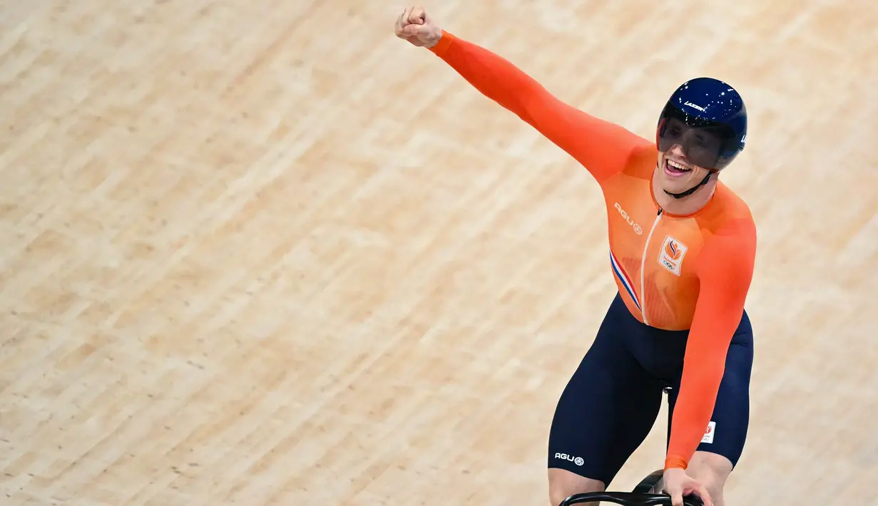 Harrie Lavreysen dari Belanda bereaksi setelah memecahkan rekor dunia dalam nomor sprint tim balap sepeda putra putaran pertama Olimpiade Paris 2024 di Velodrome Nasional Saint-Quentin-en-Yvelines di Montigny-le-Bretonneux, barat daya Paris, pada 6 Agustus 2024. Harrie Lavreysen merebut emas sekaligus mencatat rekor baru 9,088 detik. (SEBASTIEN BOZON/AFP)