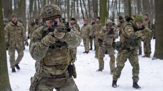 FOTO: Ancaman Invasi Rusia, Warga Ukraina Bergabung dengan Tentara Cadangan