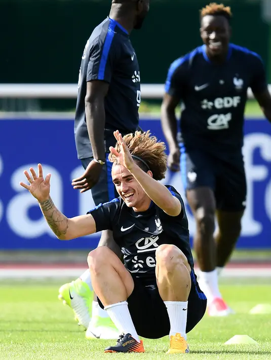 Penyerang Antoine Griezmann saat mengikuti sesi latihan untuk persiapan kualifikasi Piala Dunia 2018 melawan Swedia di Clairefontaine-en-Yvelines (5/6). (AFP Photo/Franck Fife)