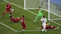 Pada babak kedua Timnas Italia makin meningkatkan serangan. Alhasil gol pertama tercipta dari peran Domenico Berardi yang memberikan umpan keras ke kotak penalti yang menyentuh dada pemain Turki, Merih Demiral dan masuk ke gawang sendiri. (Foto: AP/Pool/Andrew Medichini)