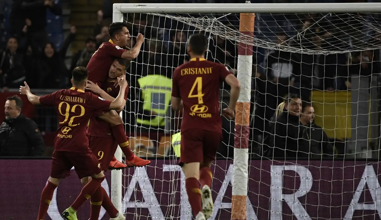 Selebrasi gol pertama AS Roma ke gawang Juventus pada laga lanjutan Serie A yang berlangsung di Stadion Olimpico, Roma, Senin (13/5). AS Roma menang 2-0 atas Juventus. (AFP/Filippo Monteforte)