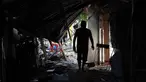 Warga berjalan melewati puing-puing rumah yang rusak akibat gempa di General Santos, Filipina, Selasa 9 Juni 2026. (AP Photo/Basilio Sepe)
