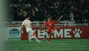 Striker Timnas Indonesia U-19, Dimas Adi beraksi melawan Vietnam dalam laga terakhir Grup A Piala AFF U-19 2026 di Stadion Utama Sumatra Utara, Deli Serdang, Minggu (7/6/2026). (Bola.com/Hery Kurniawan)