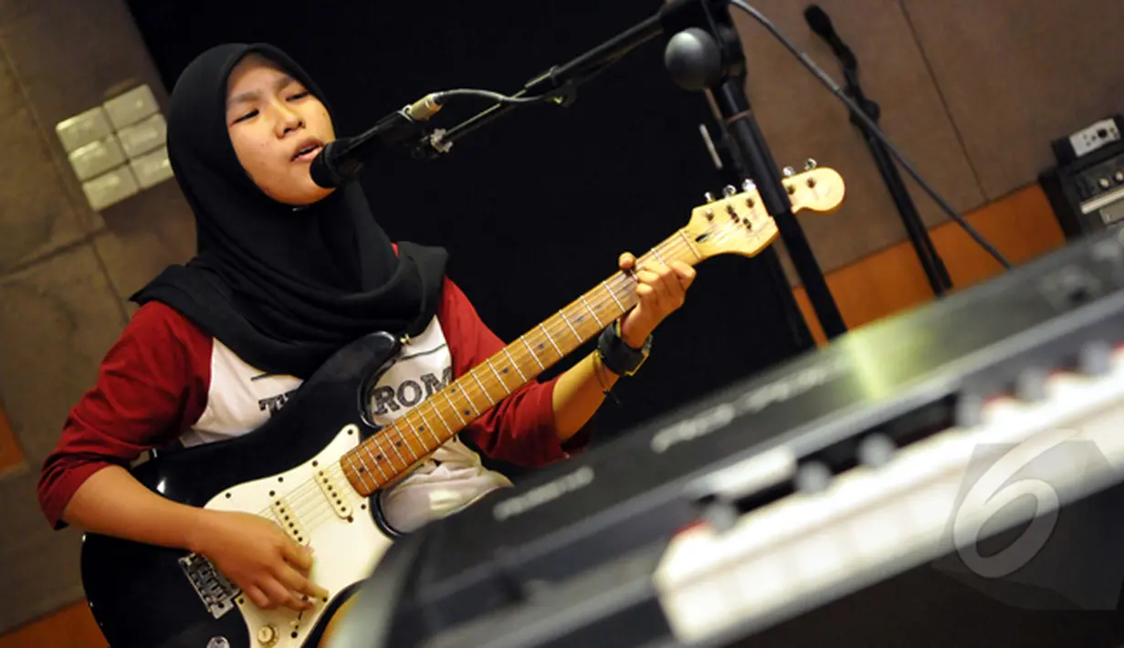 Wiwik Handayani mengaku diberi tahu teman tentang kontes musik yang diadakan oleh Vidio.com. Ia pun tertarik untuk mencoba, Jakarta, Kamis (29/1/2015). (Liputan6.com/Panji Diksana)