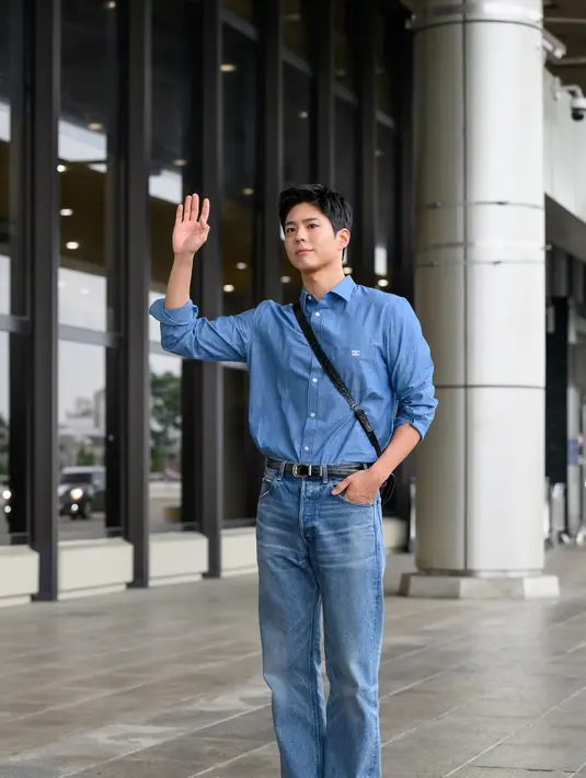 Berbeda dengan penampilan Park Bo Gum. Ia tampil mengenakan kemeja carnaby loose berbahan katun chambray. [Foto: Document/Celine]
