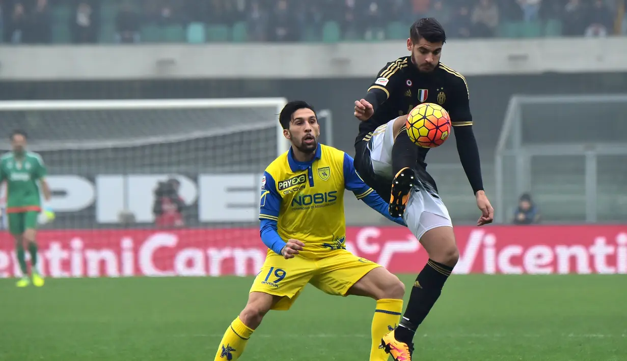 Penyerang Juventus, Alvaro Morata mengontrol bola dari kawalan pemain Chievo, Lucas Nahuel Castro  pertandingan Liga Serie A Italia di Stadion Bentegodi di Verona pada 31 Januari 2016. (AFP/Giuseppe Cacace)