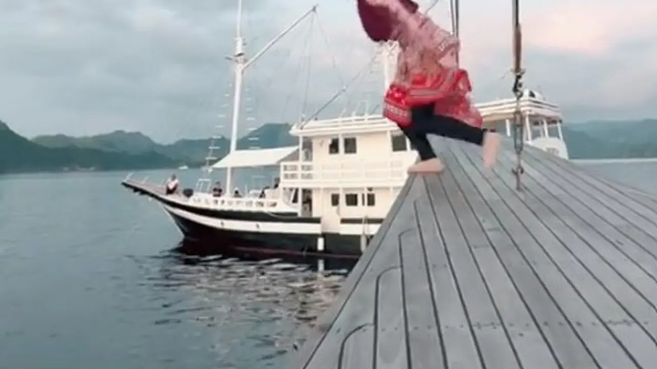 Ria Ricis berenang pakai gamis (TikTok/riaricis)
