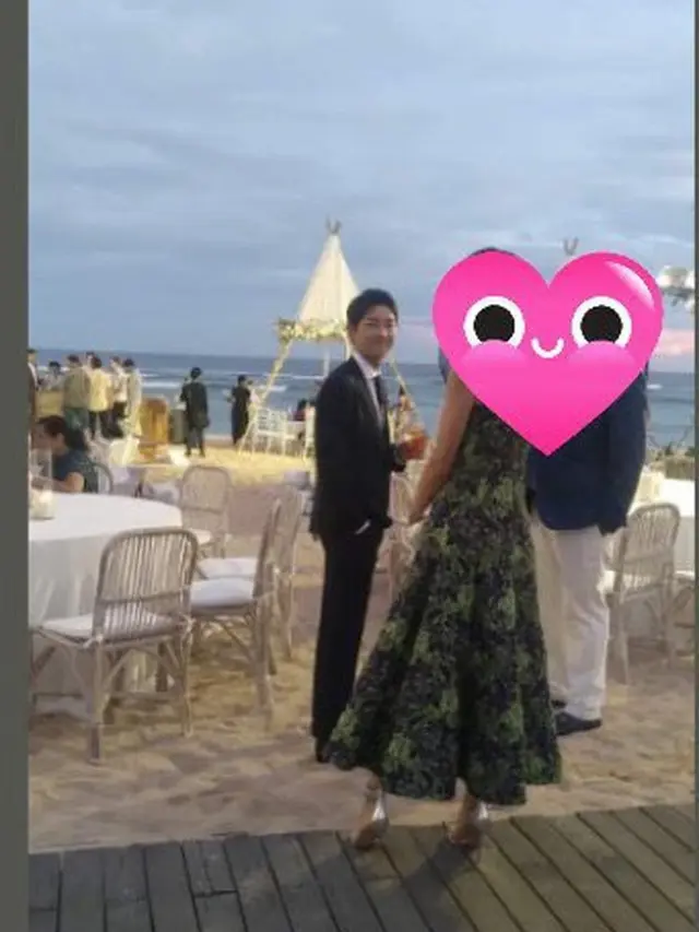 Bikin Heboh Penggemar, Ini 7 Potret Song Joong Ki Kondangan di Bali