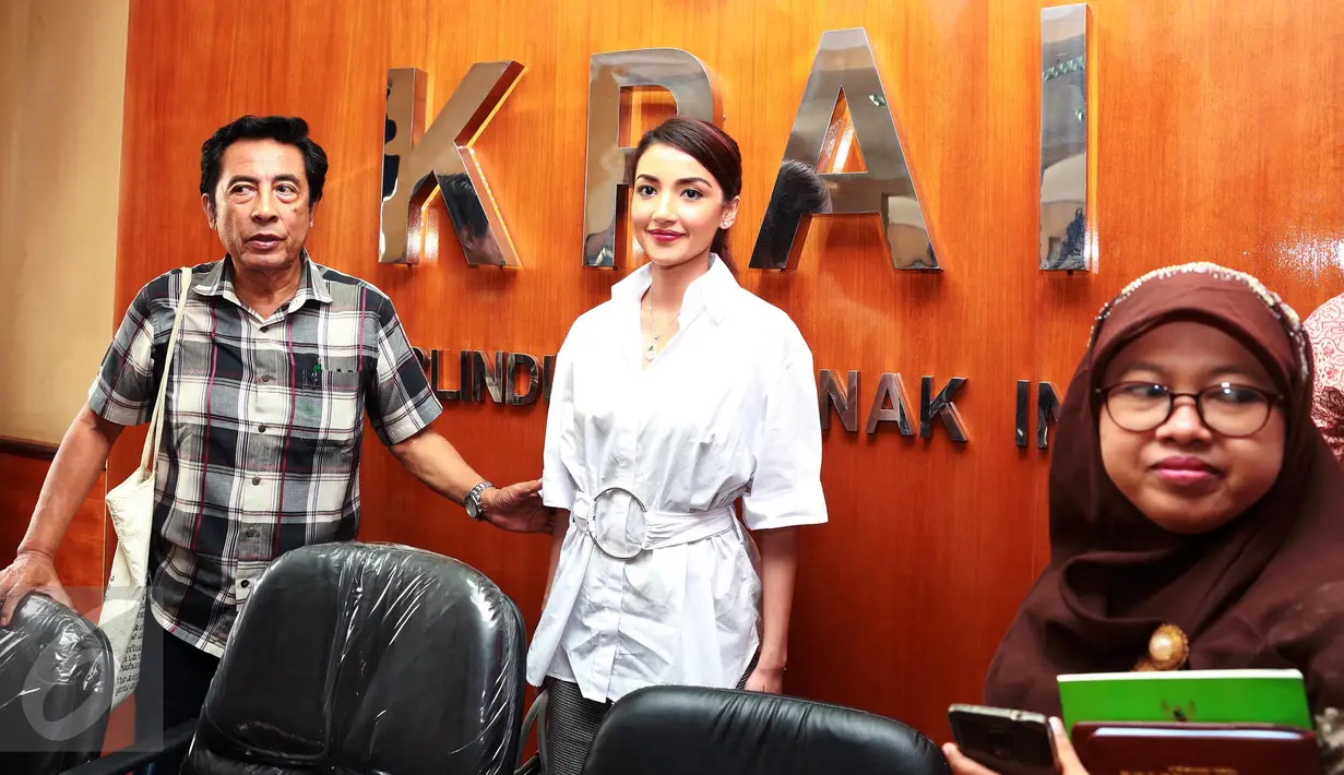 Tsania Marwa jelang memberikan keterangan pers di kantor KPAI, Menteng, Jakarta, Selasa (2/5). Kedatangan Tsania untuk mengadukan masalah sulit bertemu kedua anaknya yang kini diasuh suaminya, Atalarik Syah. (Liputan6.com/Herman Zakharia)