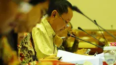 Komisi III DPR RI menggelar rapat kerja dengan Menteri Hukum dan Hak Asasi Manusia, Amir Syamsuddin, (28/8/2014). (Liputan6.com/Andrian M Tunay)