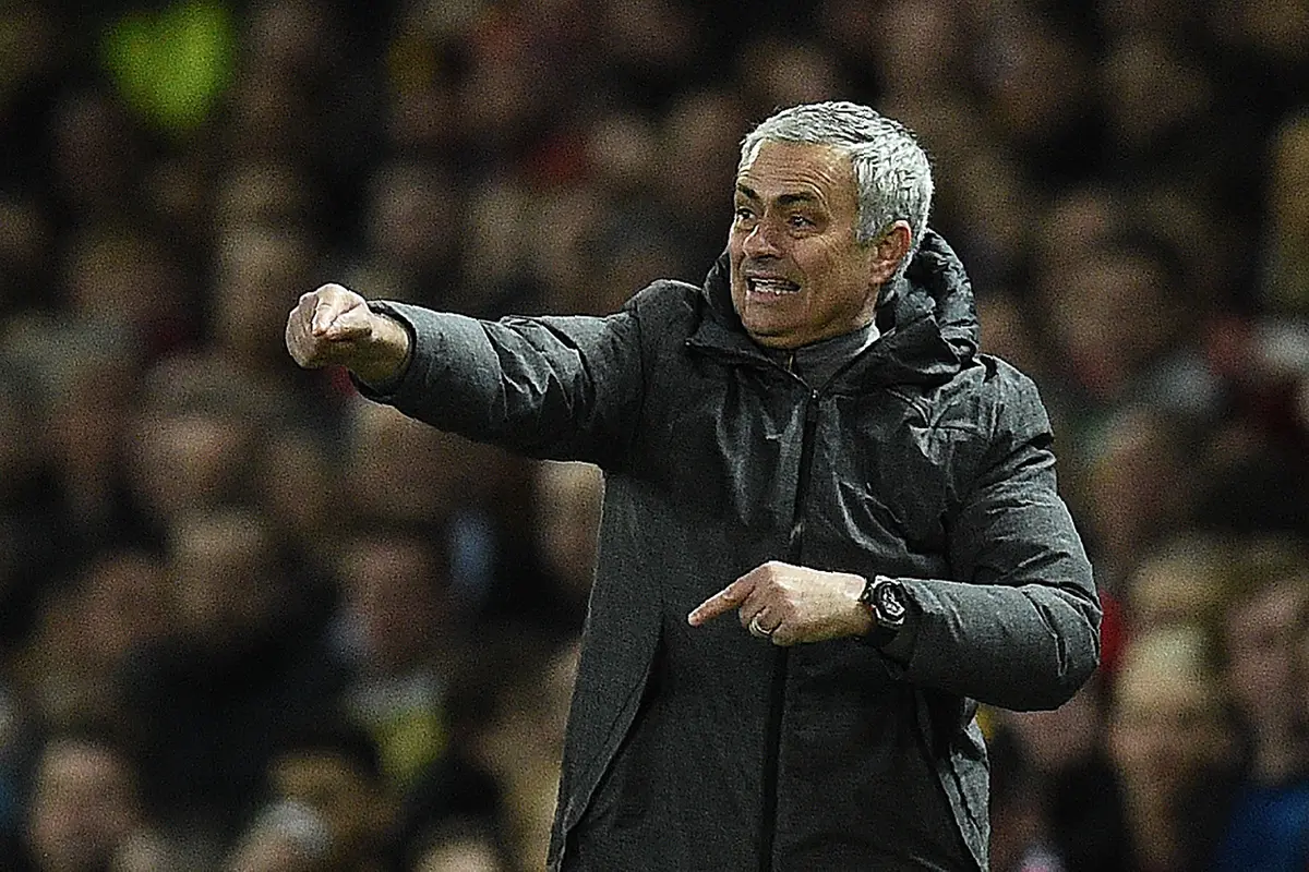 Pelatih Manchester United, Jose Mourinho, memberikan instruksi dari tepi lapangan