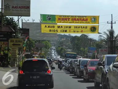 Sejumlah kendaraan terjebak macet di Jalan Raya Puncak, Bogor, Jawa Barat, Jum'at (6/5). Pada hari kedua libur panjang akhir pekan kepadatan kendaraan dan kemacetan masih terjadi di jalur Puncak. (Liputan6.com/Johan Tallo)