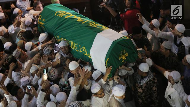 Ribuan Jemaah Salatkan Jenazah Ustaz Arifin Ilham