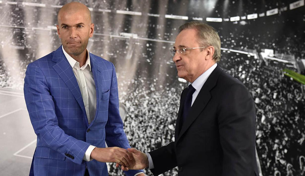 Pelatih baru Real Madrid, Zinedine Zidane, bersalaman dengan Presiden Real Madrid, Florentino Perez,  usai pengangkatan dirinya menggantikan Rafael Benitez. (AFP/Gerard Julien)