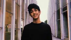 Abun Sungkar adalah aktor muda kelahiran 2003 yang punya paras tampan dan manis. Bintang Mariposa ini kerap tampil casual. (Liputan6.com/IG/@abunsungkar)