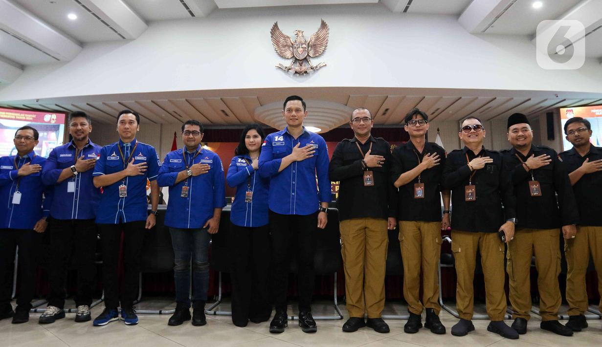 Tim verifikator berfoto bersama dengan Ketua Umum Partai Demokrat Agus Harimurti Yudhoyono seusia menyerahkan dokumen daftar bakal calon legislatif di Gedung KPU, Jakarta, Minggu (14/5/2023).  (Liputan6.com/Herman Zakharia)
