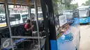 Penumpang bus Transjakarta Depok-Uki menunggu bus berjalan di  Terminal Depok, Jawa Barat, Jumat (22/7). PT Transjakarta melakukan perubahan rute bus Depok-UKI untuk mengangkut penumpang dari Cibubur. (Liputan6.com/Yoppy Renato)