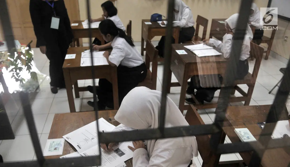 Siswa Sekolah Menengah Pertama Luar Biasa (SMPLB) Kategori B atau tunarungu saat mengerjakan Ujian Nasional Kertas Pensil (UNKP) di SLB Negeri 7 Jakarta, Selasa (24/4). UNKP di SLB tersebut diikuti oleh delapan peserta. (Merdeka.com/Iqbal Nugroho)