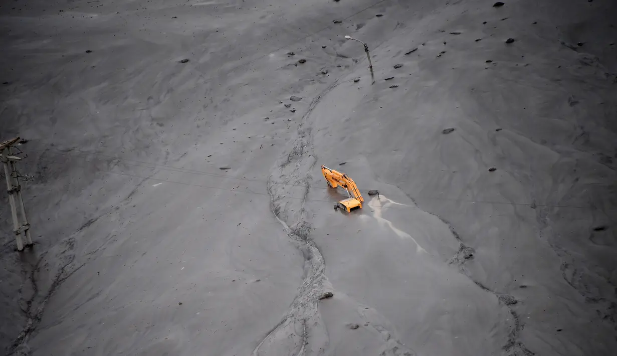 Alat alat berat terjebak longsor lumpur usai longsor akibat badai melanda wilayah trek Dakar 2017 pada tahap 8 di desa Volcan, Argentina (10/1). Stage 9 adalah trek terpanjang dalam Dakar 2017 dengan panjang 977 kilometer. (Franck Fife/Pool photo via AP)