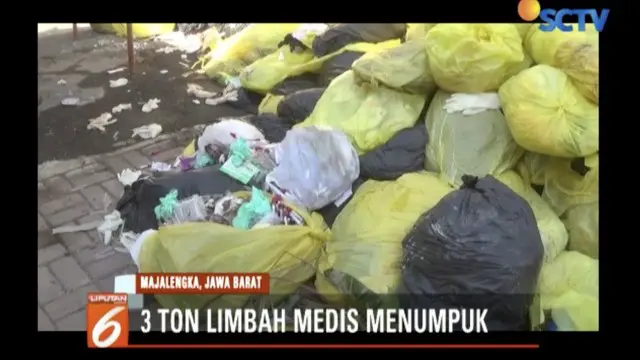 Sebagian limbah medis menumpuk di luar gedung karena kondisi gudang penuh.