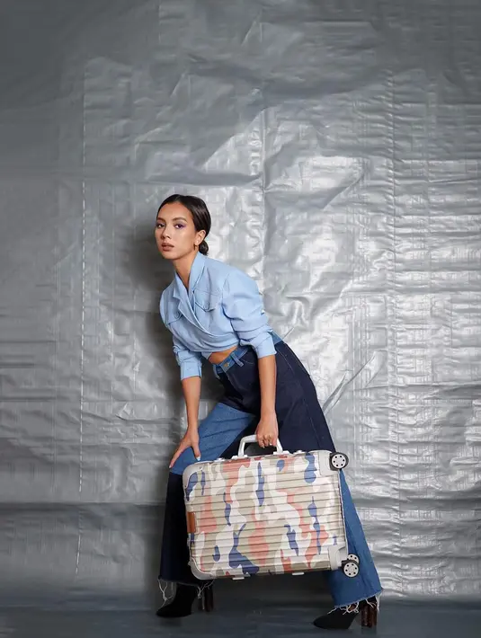 Jodohnya biru langit sampai kapanpun adalah denim warna navy. Tampil lebih segar dengan sentuhan celana denim dua warna dari Nazla Alifa  (Instagram Nazla Alifa)