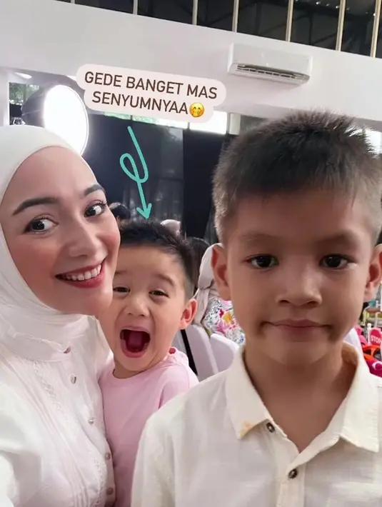 <p>Keene Atharrazka Adhitya, anak Citra Kirana dan Rezky Adhitya juga hadir di ulang tahun Cipung. Ia tampak begitu menikmati acara ulang tahun Cipung. [Foto: Instagram/citraciki]</p>
