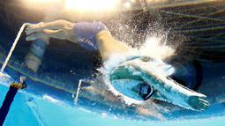 Perenang AS, Michael Phelps, saat start dalam final 200m gaya ganti perseorangan putra Olimpiade Rio 2016 di Olympic Aquatics Stadium, Rio de Janeiro, Brasil, (11/8/2016). Phelps meraih emas olimpiadenya yang ke-22. (Reuters/Michael Dalder)