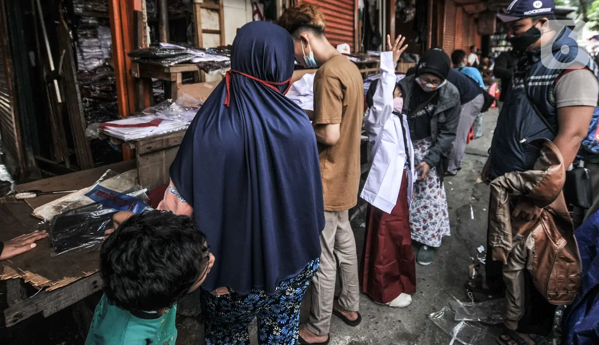 Warga memilih seragam sekolah di Jakarta, Rabu (14/7/2021). Meski telah memasuki Tahun Ajaran Baru, penjualan seragam mengalami anjlok akibat masih diberlakukannya pembelajaran secara daring seiring PPKM Darurat yang membatalkan rencana sekolah tatap muka pada Juli ini. (merdeka.com/Iqbal S Nugroho)