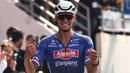 Pebalap Alpecin-Deceuninck, Mathieu Van der Poel merayakan kemenangan saat ajang balap sepeda Paris Roubaix 2023 yang menempuh Compiegne hingga Roubaix, Prancis utara, 9 April 2023. (AFP/Anne-Christine Poujoulat)