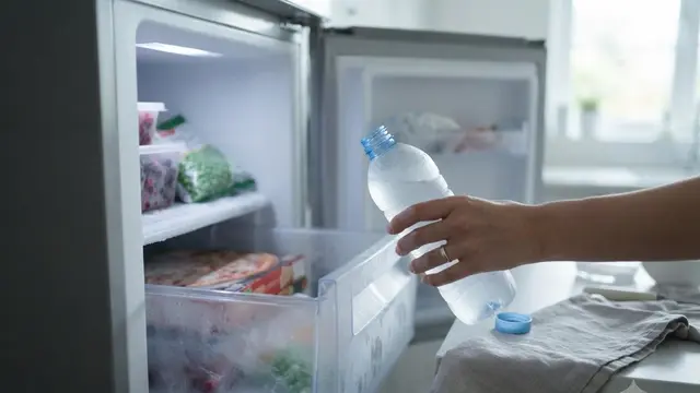 Cara Membersihkan Botol Minum yang Bau