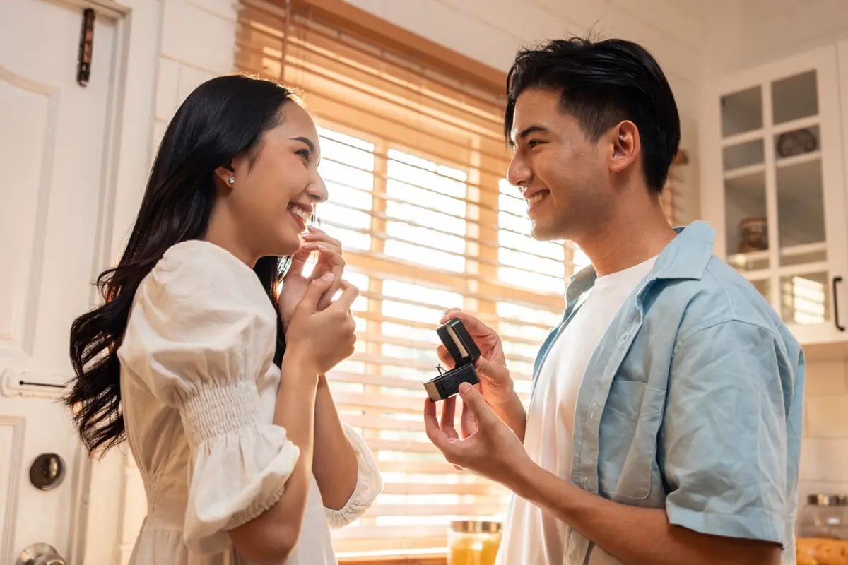 5 Cara Menjadi Pasangan yang Penuh Kasih Sayang, Nyatakan dengan Perhiasan Berlian