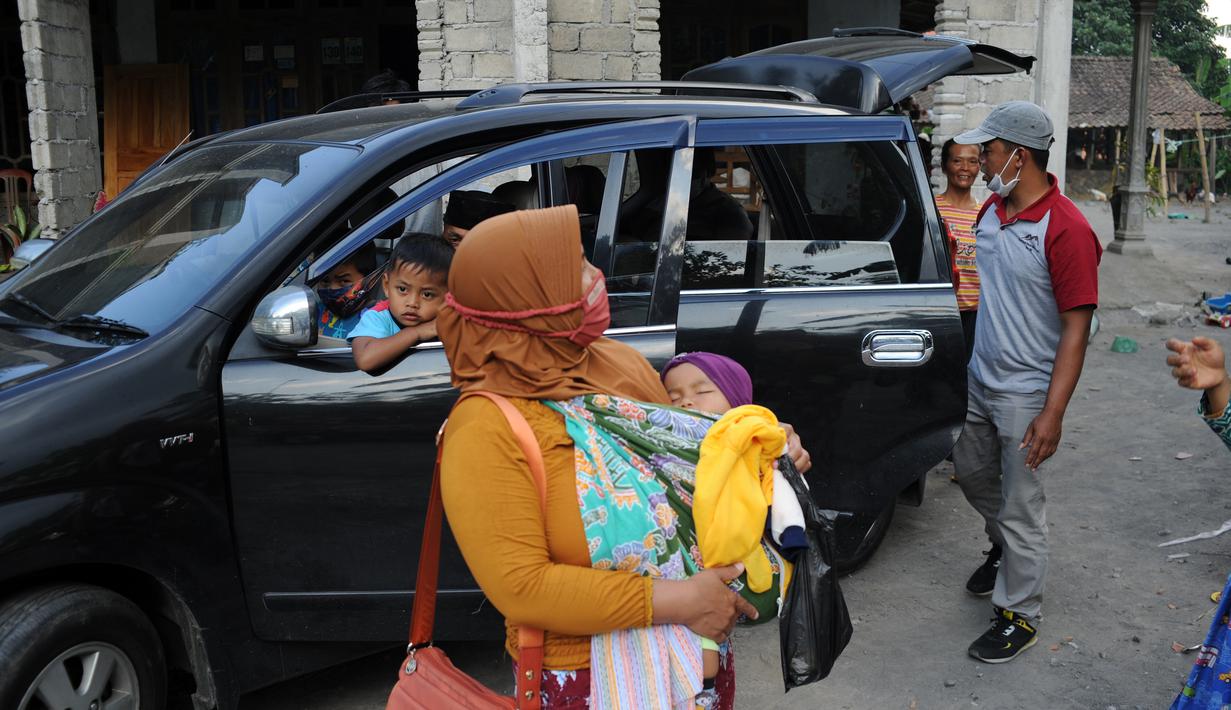 Penduduk desa yang tinggal dekat Gunung Merapi siap meninggalkan rumah mereka untuk menuju penampungan sementara di Cangkringan, Yogyakarta, 7 November 2020. Pihak berwenang mengevakuasi ratusan orang yang tinggal di lereng Gunung Merapi menyusul peningkatan aktivitas vulkanis. (Xinhua/Supriyanto)