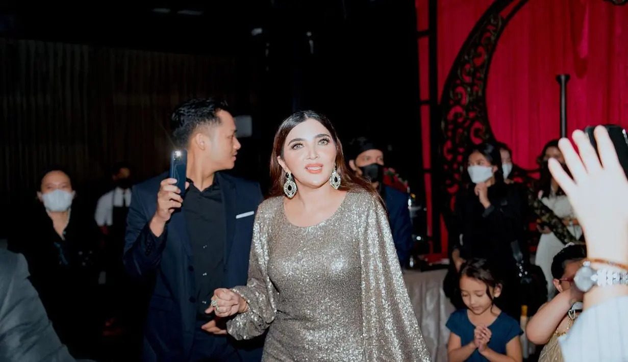 Wajah kaget Ashanty saat mengetahui keluarganya menyiapkan pesta kejutan (Foto: Instagram/@ashantyasix/ombeard.id)