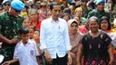 Calon presiden Joko Widodo (Jokowi) menyapa warga usai menyampaikan pidato kemenangannya di Kampung Deret, Tanah Tinggi, Jakarta, Selasa (21/5/2019). Pidato tersebut menanggapi keputusan KPU yang menetapkan pasangan Jokowi-Ma'ruf Amin sebagai pemenang Pilpres 2019. (Liputan6.com/Angga Yuniar)