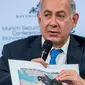 PM Israel Benjamin Netanyahu menunjukkan peta Timur Tengah saat diskusi panel di Konferensi Keamanan Munich (18/2). (AFP/ MSC Munich Security Conference / Lennart Preiss)