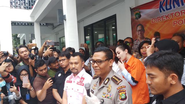 Ditresnarkoba Polda Metro Jaya merilis penangkapan artis muda Jennifer Dunn terkait kasus narkoba.