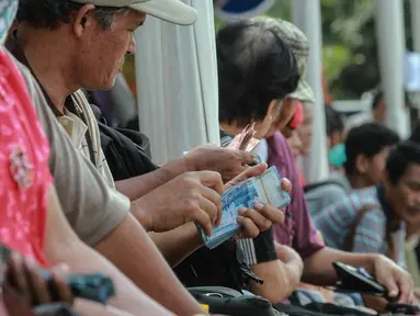 Warga mulai menyerbu gerai penukaran uang receh di Lapangan IRTI Monas, Jakarta, Selasa (30/6/2015). Bank Indonesia bekerjasama dengan 14 bank lainnya membuka loket penukaran uang pecahan kecil sejak 17 Juni-15 Juli 2015. (Liputan6.com/Faizal Fanani)