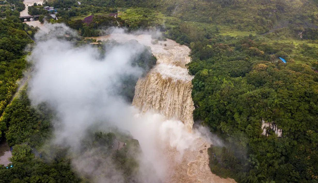 Foto dari udara yang diabadikan pada 6 September 2020 ini menunjukkan pemandangan Air Terjun Huangguoshu di Kota Anshun, Provinsi Guizhou, China barat daya. (Xinhua/Chen Xi)