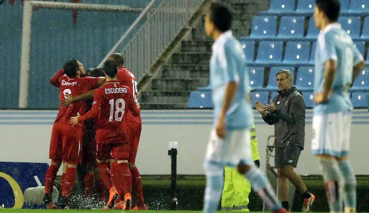Pemain Sevilla merayakan gol ke gawang Celta Vigo dalam leg kedua semifinal Copa del rey di Stadion Balaidos, Vigo, Spanyol, Jumat (12/2/2016) dinihari WIB. (AFP/Cesar Manso)