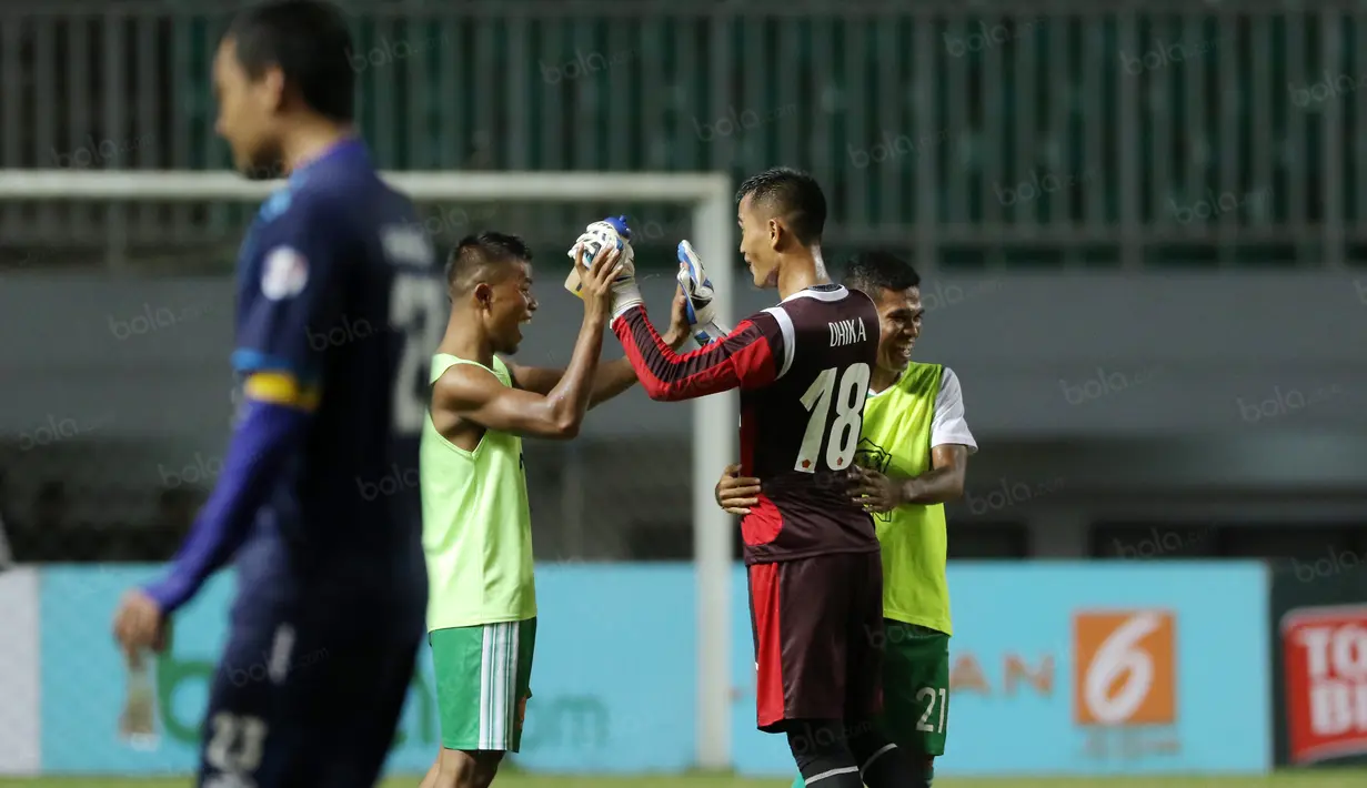 Manahati Lestusen (2kiri), Dhika Bhayangkara dan Irfandy saat merayakan kemenangan timnya atas Arema Cronus pada lanjutan Torabika SC 2016 di Stadion Pakansari, Bogor, (31/7/2016). (Bola.com/Nicklas Hanoatubun)