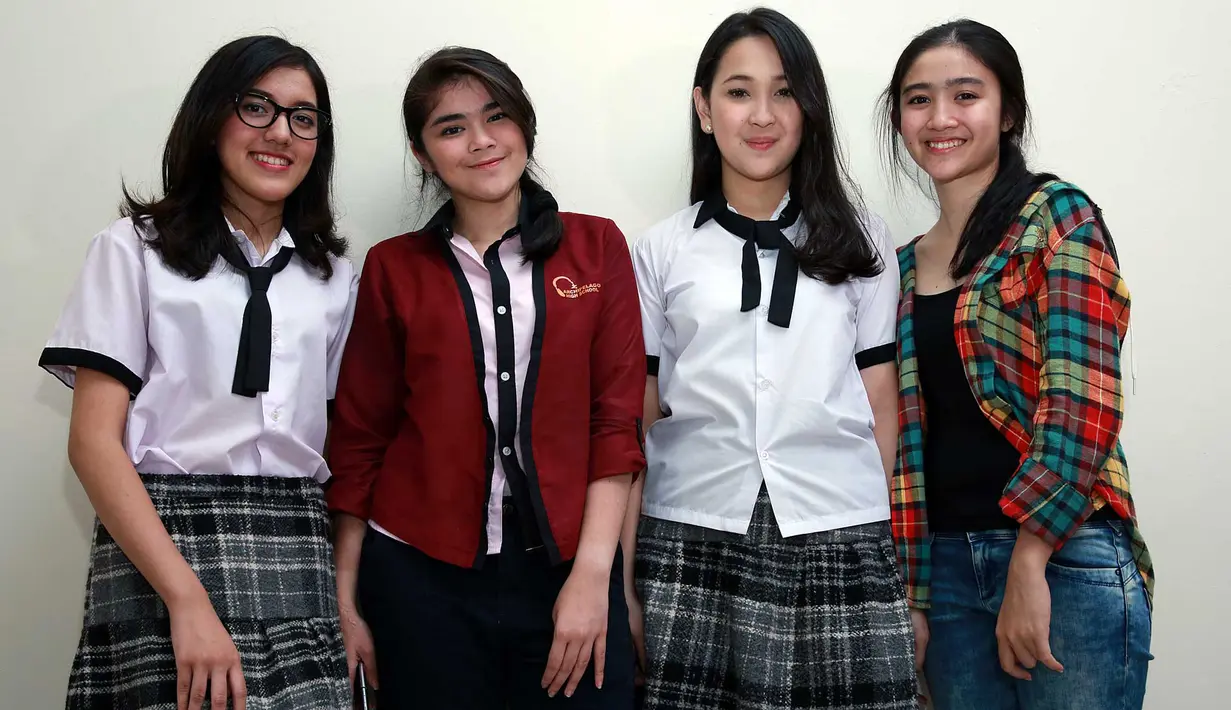 Para personel girlband Blink, Ify, Sivia, Pricilla, dan Febby, menjadi pemeran utama di sinetron 'High School Love Story' yang bercerita tentang kehidupan remaja SMA yang memilki banyak mimpi. (Deki Prayoga/Bintang.com)