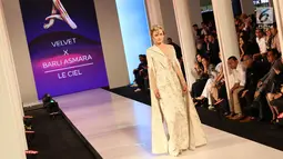 Model memperagakan busana dalam gelaran Fashion Nation 2018 di Senayan City, Jakarta, Senin (16/4). Dulux mempersembahkan inspirasi Dulux Ambiance, sebuah personalisasi warna dan efek tekstur di Fashion Nation 2018. (Liputan6.com/Immanuel Antonius)
