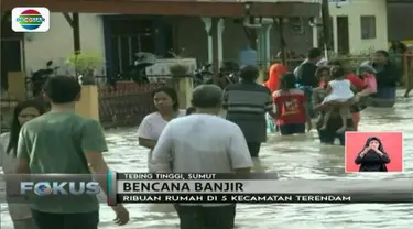Arus banjir yang cukup deras dari luapan Sungai Padang di Kota Tebing Tinggi, Sumatera Utara, membuat warga harus ekstra hati-hati.