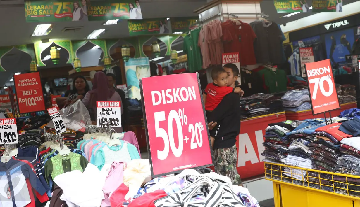 Banjir diskon menyambut Lebaran mulai digelar, salah satunya di Pusat Perbelanjaan Pasar Baru, Jakarta, Selasa (21/6). Diskon yang berkisar antara 50-70% ini secara otomatis mampu menarik banyak konsumen. (Liputan6.com/Immanuel Antonius)