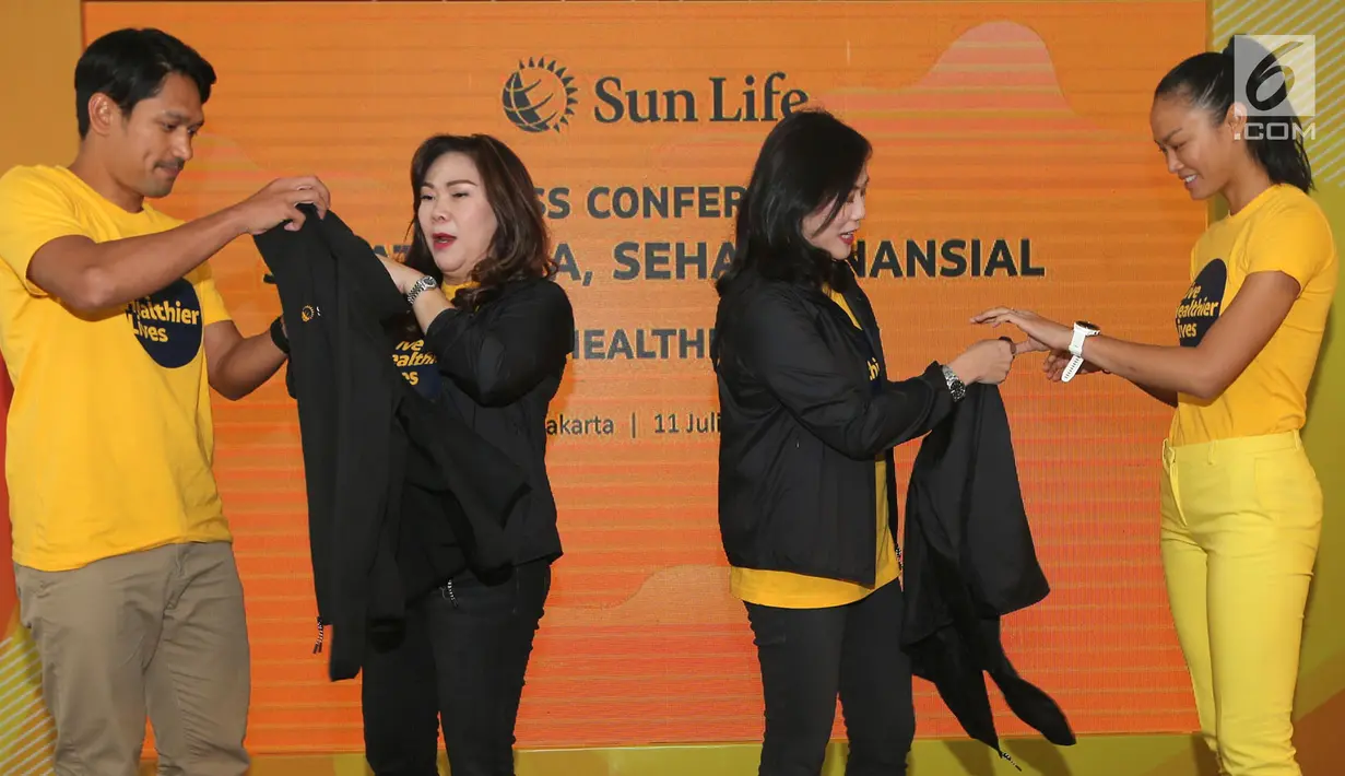 Presdir Sun Life Infonesia Elin Waty (dua kiri), publik figur Ibnu Jamil dan Kelly Tandiono, serta Chief Distribution and Marketing Officer Sun Life Asia Carene Chia (dua kanan) saat acara sosialisasi kampanye kesehatan Live Healthier Lives di di Jakarta, Kamis (11/7/2019). (Liputan6.com/HO/Bon)