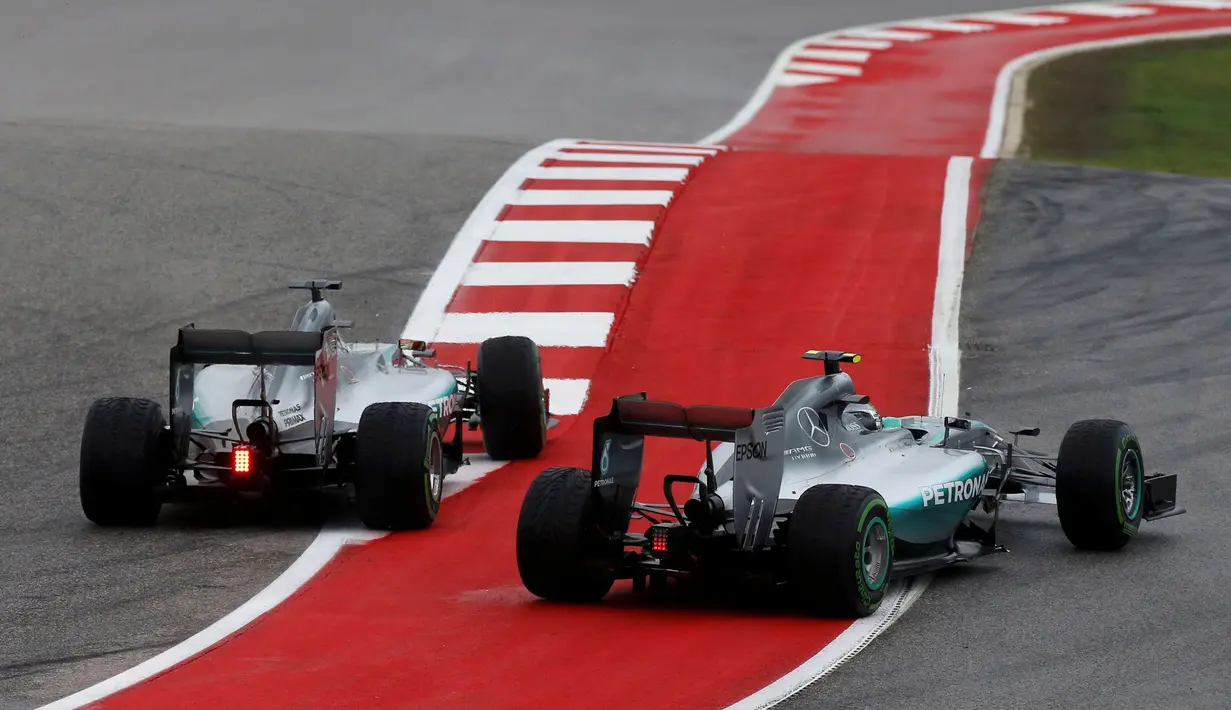 Dua pebalap Mercedes GP, Lewis Hamilton dan Nico Rosberg, terlibat pertarungan sengit dalam F1 GP AS di Sirkuit The Americas, Austin, AS, Senin (26/10/2015) dini hari WIB. (Reuters/Adrees Latif)
