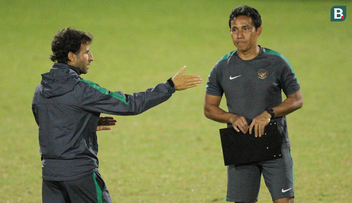Pelatih Timnas Indonesia U-19, Bima Sakti Mendapat masukan dari Luis Milla (Kiri) saat latihan di Lapangan ABC Senayan, Jakarta, Kamis (22/3/2018). Indonesia akan berhadapan Timnas Jepang U-19. (Bola.com/Asprilla Dwi Adha)