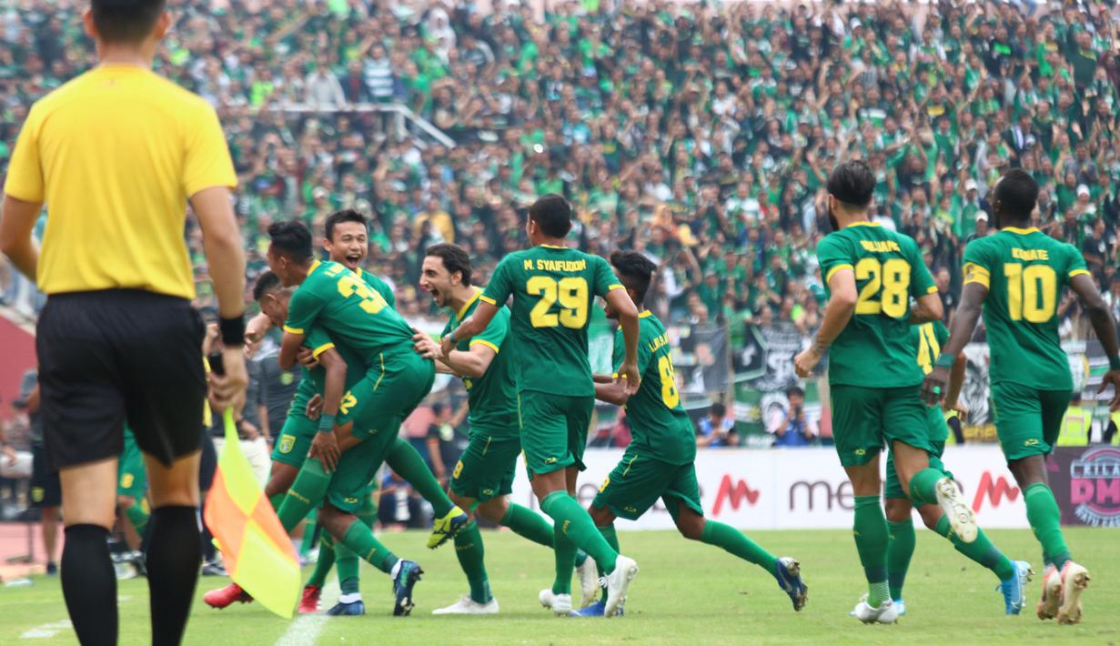 Para pemain Persebaya Surabaya merayakan gelar juara Piala Gubernur Jatim setelah menang 4-1 atas Persija Jakarta pada laga final di Stadion Gelora Delta, Sidoarjo, Kamis (20/2). (Bola.com/Aditya Wany)