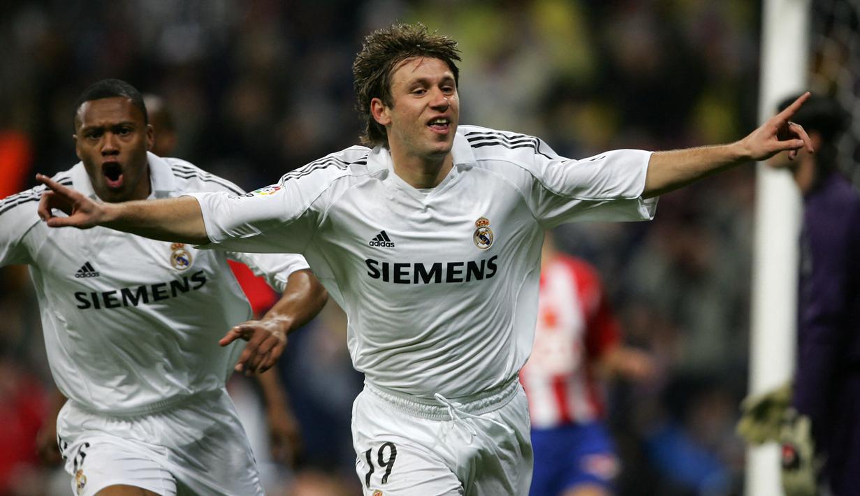 <p>Antonio Cassano. Striker berusia 39 tahun yang pensiun bersama Hellas Verona pada Oktober 2018 ini pernah berseragam Real Madrid selama dua musim pada 2005/2006 dan 2006/2007. Ia meraih 1 gelar Liga Spanyol bareng Real Madrid pada musim debutnya 2006/2007. (AFP/Philippe Desmazes)</p>