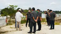 Anggota Pidana Khusus Kejati Riau memeriksa fisik turap Danau Tajwid di Kabupaten Pelalawan yang roboh beberapa waktu lalu. (Liputan6.com/M Syukur)